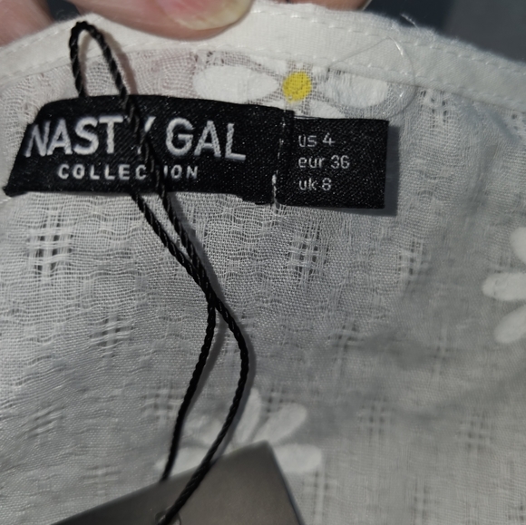 Nasty Gal, Daisy Embroidered Twist Front Crop Top NWT Size 4 - Picture 11 of 12